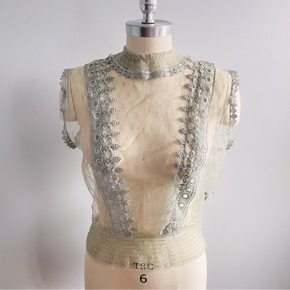 POL Sheer Antique Style Lace Sleeveless Top - Cream and Blue- Size Small- NWT - Picture 1 of 10
